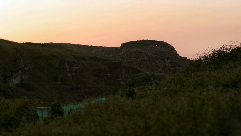 Tintagel Castle Courtyard 2006-06-05@1221-54